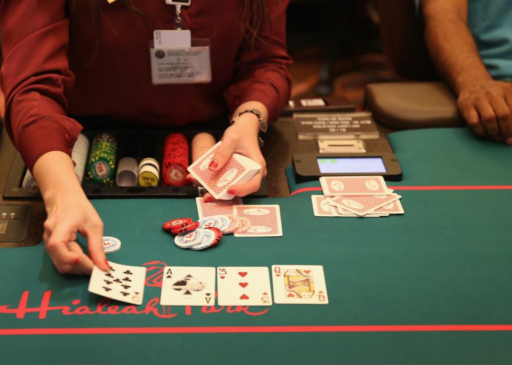 Cách Chơi Bài Blackjack: Phân Biệt Luật 